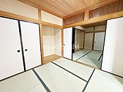 情緒漂う和室。しっとりと落ち着いた雰囲気の和室で気持ちよく寝転がるのも良いものですね。日本に住んでて良かったときっと思えるはずです。
