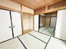 和室：情緒漂う和室。しっとりと落ち着いた雰囲気の和室で気持ちよく寝転がるのも良いものですね。日本に住んでて良かったときっと思えるはずです。