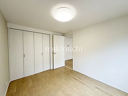 洋室です。収納付きのお部屋ですのでお片付けも楽ちんです。ベッドを置いて机をおいてテレビをおいてもすっきりとしたお部屋に仕上がります。とても快適なお部屋です。