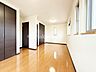 寝室：洋室です。全居室収納付きのお部屋ですのでお片付けも楽ちんです。ベッドを置いて机をおいてテレビをおいてもすっきりとしたお部屋に仕上がります。とても快適なお部屋です。