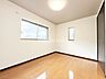 洋室：洋室です。全居室収納付きのお部屋ですのでお片付けも楽ちんです。ベッドを置いて机をおいてテレビをおいてもすっきりとしたお部屋に仕上がります。とても快適なお部屋です。
