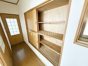 大きな収納スペースです。これだけの広さがあれば、かなりの量のお荷物を収納出来ますね。