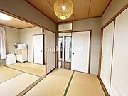 情緒漂う和室。しっとりと落ち着いた雰囲気の和室で気持ちよく寝転がるのも良いものですね。日本に住んでて良かったときっと思えるはずです。
