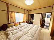 洋室です。十分な広さのお部屋ですのでお片付けも楽ちんです。ベッドを置いて机をおいてテレビをおいてもすっきりとしたお部屋に仕上がります。とても快適なお部屋です。