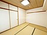 和室：情緒漂う和室。しっとりと落ち着いた雰囲気の和室で気持ちよく寝転がるのも良いものですね。日本に住んでて良かったときっと思えるはずです。