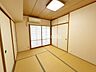和室：情緒漂う和室。しっとりと落ち着いた雰囲気の和室で気持ちよく寝転がるのも良いものですね。日本に住んでて良かったときっと思えるはずです。