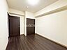 室内：洋室です。収納付きのお部屋ですのでお片付けも楽ちんです。ベッドを置いて机をおいてテレビをおいてもすっきりとしたお部屋に仕上がります。とても快適なお部屋です。