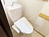 トイレ：トイレが1、2階にございますので、朝の混雑時に安心して使用できます。トイレは温水洗浄付き便座で毎日清潔に快適にお使いいただけます。