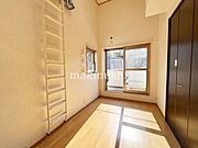 洋室です。収納付きのお部屋ですのでお片付けも楽ちんです。ベッドを置いて机をおいてテレビをおいてもすっきりとしたお部屋に仕上がります。とても快適なお部屋です。