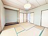 和室：情緒漂う和室。しっとりと落ち着いた雰囲気の和室で気持ちよく寝転がるのも良いものですね。日本に住んでて良かったときっと思えるはずです。