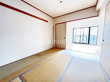 情緒漂う和室。しっとりと落ち着いた雰囲気の和室で気持ちよく寝転がるのも良いものですね。日本に住んでて良かったときっと思えるはずです。