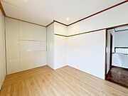 洋室です。6帖の広さのあるお部屋ですのでお片付けも楽ちんです。ベッドを置いて机をおいてテレビをおいてもすっきりとしたお部屋に仕上がります。とても快適なお部屋です。