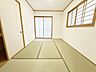 和室：情緒漂う和室。しっとりと落ち着いた雰囲気の和室で気持ちよく寝転がるのも良いものですね。日本に住んでて良かったときっと思えるはずです。
