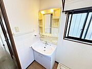 収納、鏡、コンセント付きの洗面台です。洗面台に置きたいものはほぼ全て綺麗に収納することが出来ます。台の上にコップを置くことも出来ます♪
