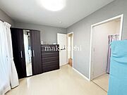 洋室です。収納付きのお部屋ですのでお片付けも楽ちんです。ベッドを置いて机をおいてテレビをおいてもすっきりとしたお部屋に仕上がります。とても快適なお部屋です。