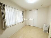 洋室です。収納付きのお部屋ですのでお片付けも楽ちんです。ベッドを置いて机をおいてテレビをおいてもすっきりとしたお部屋に仕上がります。とても快適なお部屋です。