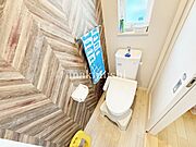 トイレが1、2階にございますので、朝の混雑時に安心して使用できます。トイレは温水洗浄付き便座で毎日清潔に快適にお使いいただけます。