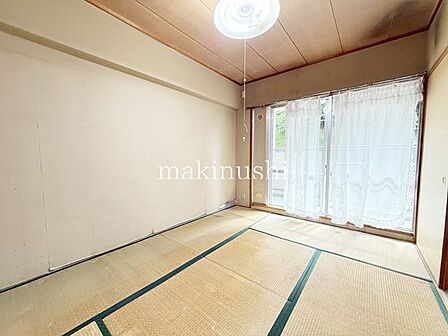 情緒漂う和室。しっとりと落ち着いた雰囲気の和室で気持ちよく寝転がるのも良いものですね。日本に住んでて良かったときっと思えるはずです。