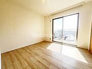 洋室です。収納付きのお部屋ですのでお片付けも楽ちんです。ベッドを置いて机をおいてテレビをおいてもすっきりとしたお部屋に仕上がります。とても快適なお部屋です。