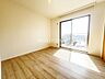 子供部屋：洋室です。収納付きのお部屋ですのでお片付けも楽ちんです。ベッドを置いて机をおいてテレビをおいてもすっきりとしたお部屋に仕上がります。とても快適なお部屋です。
