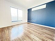 洋室です。収納付きのお部屋ですのでお片付けも楽ちんです。ベッドを置いて机をおいてテレビをおいてもすっきりとしたお部屋に仕上がります。とても快適なお部屋です。