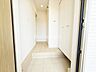 玄関：大型シューズＢＯＸ付きの玄関です。これだけの収納力があれば、ご家族4人でも十分ですね。私の家族ならもてあましそうなくらい大きなサイズです。