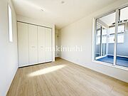 洋室です。収納付きのお部屋ですのでお片付けも楽ちんです。ベッドを置いて机をおいてテレビをおいてもすっきりとしたお部屋に仕上がります。とても快適なお部屋です。