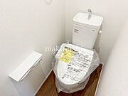 トイレが1、2階にございますので、朝の混雑時に安心して使用できます。トイレは温水洗浄付き便座で毎日清潔に快適にお使いいただけます。