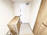 玄関：コンパクトなシューズＢＯＸ付きの玄関です。マンションの玄関って結構狭い事が多いのですが、これだけの空間があれば落ち着きますね。