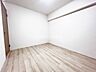 子供部屋：洋室です。収納付きのお部屋ですのでお片付けも楽ちんです。ベッドを置いて机をおいてテレビをおいてもすっきりとしたお部屋に仕上がります。とても快適なお部屋です。