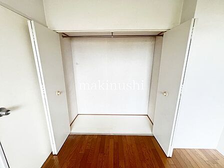 大きな収納スペースです。これだけの広さがあれば、かなりの量のお荷物を収納出来ますね。建具は折れ戸でモダンな空間を演出してくれます。