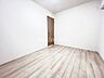 室内：洋室です。収納付きのお部屋ですのでお片付けも楽ちんです。ベッドを置いて机をおいてテレビをおいてもすっきりとしたお部屋に仕上がります。とても快適なお部屋です。