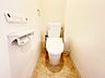 トイレ：何だか落ち着けるトイレ空間です。トイレは快適な温水洗浄便座付きとなっております。こんな綺麗にお手入れされたトイレは本当に嬉しいです。