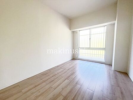 洋室です。収納付きのお部屋ですのでお片付けも楽ちんです。ベッドを置いて机をおいてテレビをおいてもすっきりとしたお部屋に仕上がります。とても快適なお部屋です。