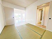 情緒漂う和室。しっとりと落ち着いた雰囲気の和室で気持ちよく寝転がるのも良いものですね。日本に住んでて良かったときっと思えるはずです。