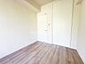 室内：洋室です。収納付きのお部屋ですのでお片付けも楽ちんです。ベッドを置いて机をおいてテレビをおいてもすっきりとしたお部屋に仕上がります。とても快適なお部屋です。