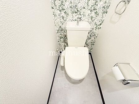 窓付きの明るいトイレ空間です。トイレは快適な温水洗浄便座付きとなっております。こんな綺麗にお手入れされたトイレは本当に嬉しいです。