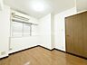 洋室：洋室です。フローリングのお部屋となってますのでお掃除やお片付けも楽ちんです。ベッドを置いて机をおいてテレビをおいてもすっきりとしたお部屋に仕上がりそうですね。お好みのレイアウトで毎日をお楽しみ下さい♪