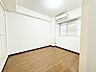 室内：洋室です。フローリングのお部屋となってますのでお掃除やお片付けも楽ちんです。ベッドを置いて机をおいてテレビをおいてもすっきりとしたお部屋に仕上がりそうですね。お好みのレイアウトで毎日をお楽しみ下さい♪