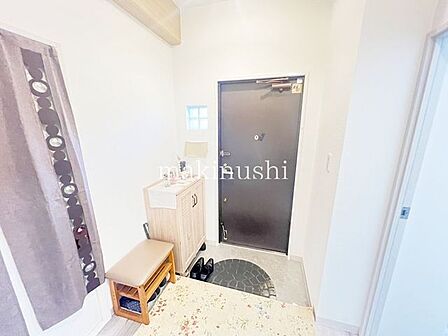 コンパクトなシューズBOX付きの玄関です。マンションの玄関って結構狭い事が多いのですが、これだけの空間があれば落ち着きますね。