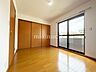 室内：洋室です。フローリングのお部屋となってますのでお掃除やお片付けも楽ちんです。ベッドを置いて机をおいてテレビをおいてもすっきりとしたお部屋に仕上がりそうですね。お好みのレイアウトで毎日をお楽しみ下さい♪