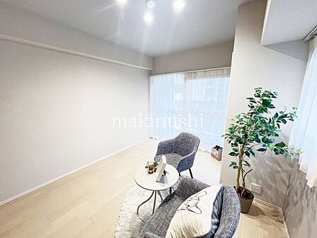 心地よく寛ぐのに充分な広さ、風の揺らぎや陽射しを楽しむことが出来るリビングダイニング!大きな掃き出し窓がございますのでとても明るいリビングです♪