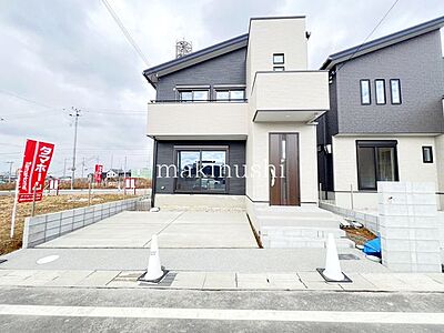 外観：■駐車並列2台可能■南向きで日当たり良好です■ペニンシュラキッチン、カップボート採用してます■キッチンにはパントリーを設置■トイレ2ヵ所有り■8帖の主寝室にはW-inCLがございます■