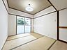 寝室：洋室です。フローリング調のお部屋となってますのでお掃除やお片付けも楽ちんです。ベッドを置いて机をおいてテレビをおいてもすっきりとしたお部屋に仕上がりそうですね。お好みのレイアウトで毎日をお楽しみ下さい