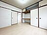 洋室：洋室です。フローリング調のお部屋となってますのでお掃除やお片付けも楽ちんです。ベッドを置いて机をおいてテレビをおいてもすっきりとしたお部屋に仕上がりそうですね。お好みのレイアウトで毎日をお楽しみ下さい
