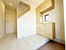 玄関：大型シューズＢＯＸ付きの玄関です。これだけの収納力があれば、ご家族4人でも十分にご利用いただけますね。私の家族ならもてあましそうなくらい大きなサイズです。広々とした明るい玄関って本当にいいものですね。