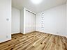 室内：洋室です。フローリングのお部屋となってますのでお掃除やお片付けも楽ちんです。ベッドを置いて机をおいてテレビをおいてもすっきりとしたお部屋に仕上がりそうですね。お好みのレイアウトで毎日をお楽しみ下さい♪