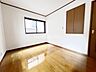 室内：洋室です。収納付きのお部屋ですのでお片付けも楽ちんです。ベッドを置いて机をおいてテレビをおいてもすっきりとしたお部屋に仕上がります。とても快適なお部屋です。