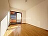 洋室：洋室です。フローリングのお部屋となってますのでお掃除やお片付けも楽ちんです。ベッドを置いて机をおいてテレビをおいてもすっきりとしたお部屋に仕上がりそうですね。お好みのレイアウトで毎日をお楽しみ下さい♪