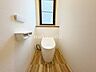 トイレ：トイレは1、2階にございますので、朝の混雑時でも安心してご使用することが出来ます。便座は温水洗浄付き便座となってますので毎日清潔に快適にお使いいただけます。とっても落ち着けるトイレ空間となっています。